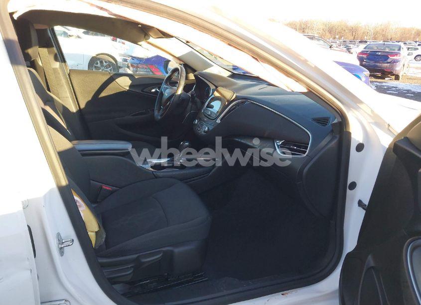 Photo 5 of 2016 Chevrolet Malibu 2LT (VIN 1G1ZF5SX9GF357593)