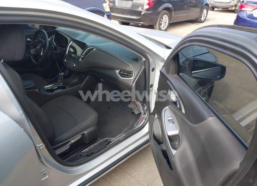 Photo 5 of 2019 Chevrolet Malibu RS (VIN 1G1ZG5ST4KF207555)