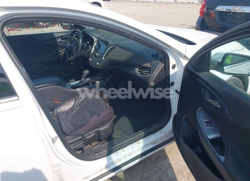 Photo 5 of 2021 Chevrolet Malibu FWD RS (VIN 1G1ZG5STXMF053629)