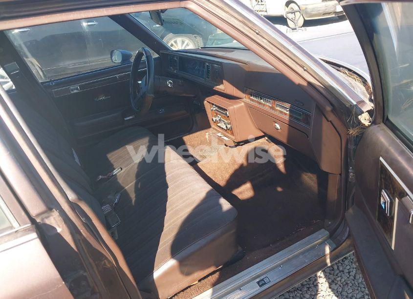 Photo 5 of 1983 Oldsmobile Cutlass SUPREME (VIN 1G3AR69Y9DM542671)