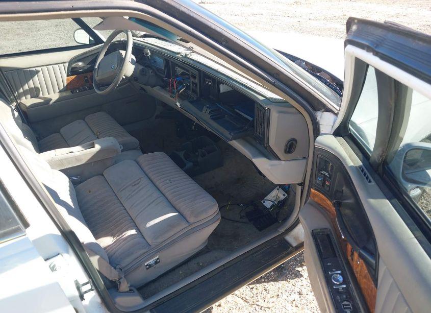 Photo 5 of 1993 Buick Park AVENUE (VIN 1G4CW53L5P1619806)