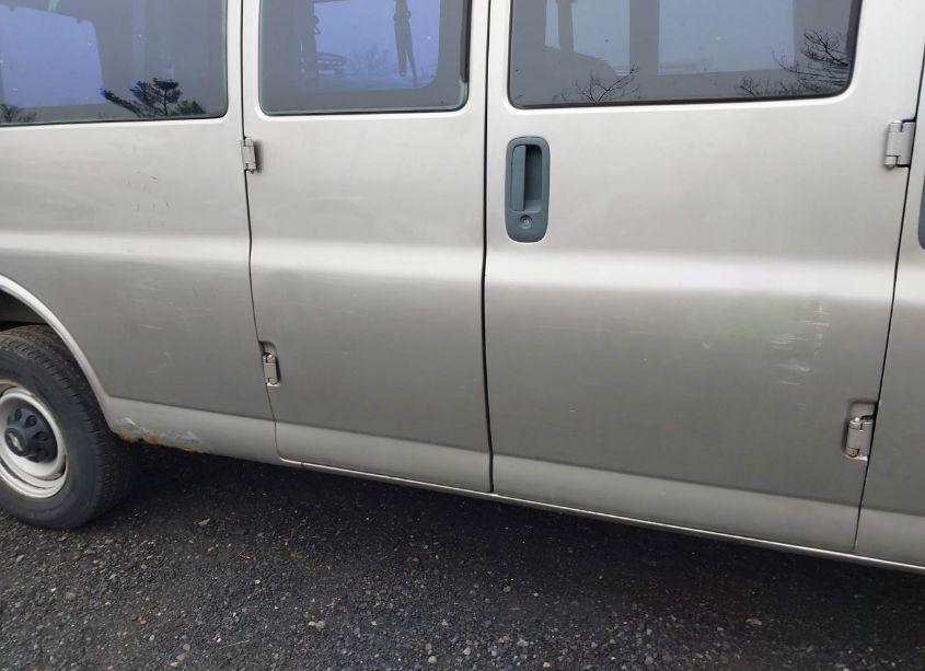Photo 18 of 2001 Chevrolet Express (VIN 1GAGG29R611212106)