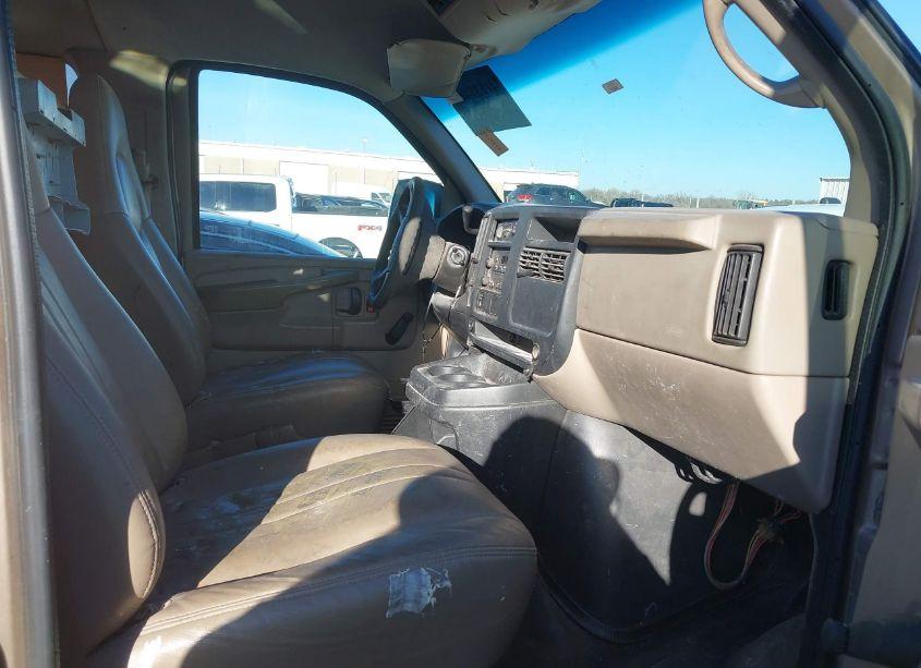 Photo 5 of 2004 Chevrolet Express (VIN 1GAHG35U641182565)