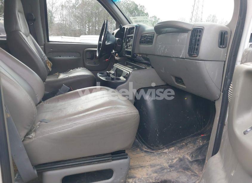 Photo 5 of 2001 Chevrolet Express (VIN 1GAHG39GX11161539)