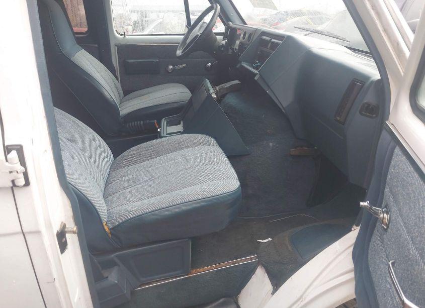 Photo 5 of 1996 Chevrolet G30 (VIN 1GAHG39K1TF101613)