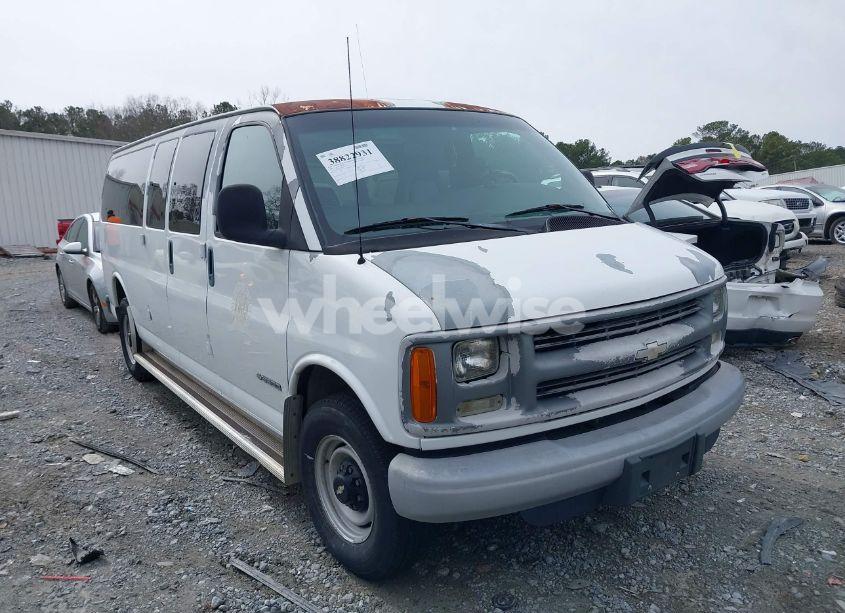 2002 Chevrolet Express (VIN 1GAHG39R921177847) main photo