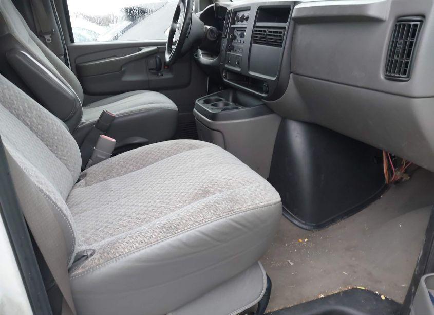 Photo 5 of 2005 Chevrolet Express (VIN 1GAHG39U151202880)