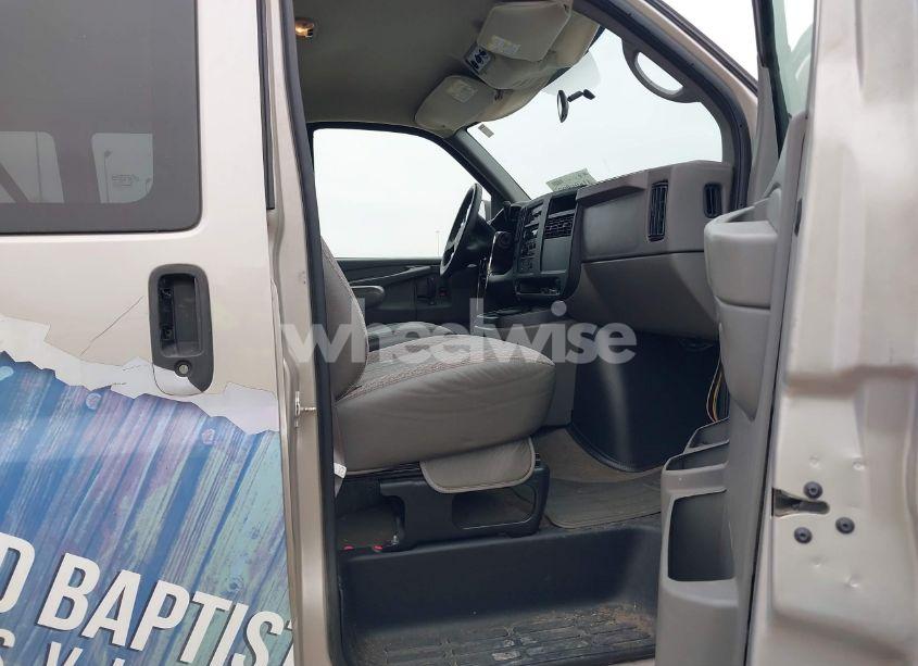 Photo 5 of 2006 Chevrolet Express LS (VIN 1GAHG39U261144232)