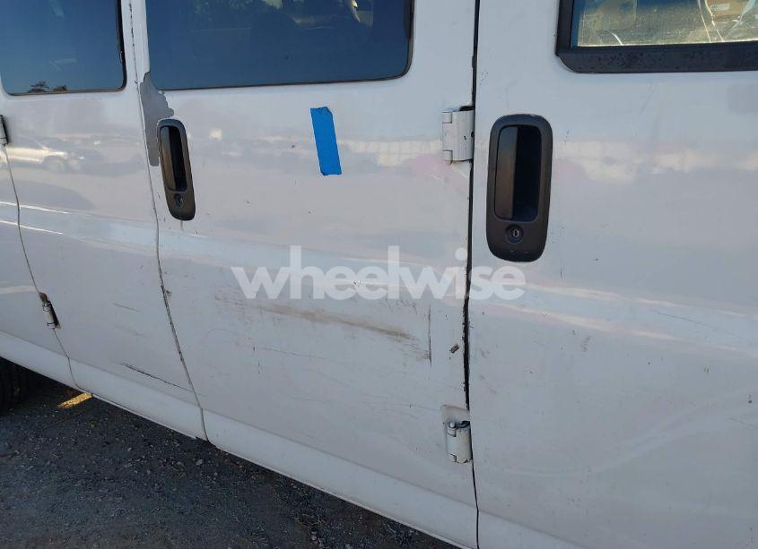 Photo 6 of 2005 Chevrolet Express (VIN 1GAHG39U451250499)