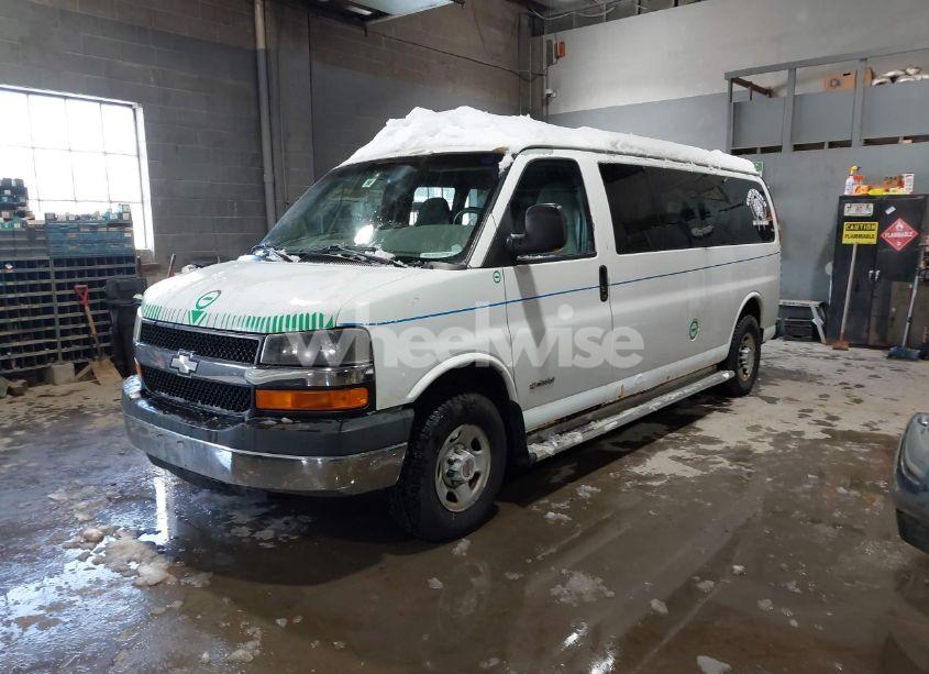 Photo 2 of 2003 Chevrolet Express (VIN 1GAHG39U931150122)