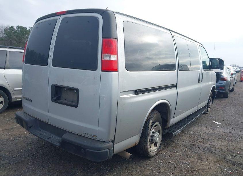 Photo 4 of 2020 Chevrolet Express PASSENGER RWD 2500 REGULAR WHEELBASE LS (VIN 1GAWGEFP7L1271863)