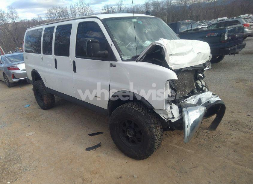 2020 Chevrolet Express PASSENGER RWD 2500 REGULAR WHEELBASE LT (VIN 1GAWGFF14L1153609) main photo