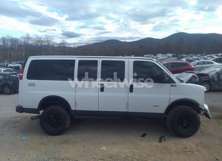 Photo 14 of 2020 Chevrolet Express PASSENGER RWD 2500 REGULAR WHEELBASE LT (VIN 1GAWGFF14L1153609)