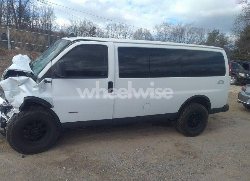 Photo 15 of 2020 Chevrolet Express PASSENGER RWD 2500 REGULAR WHEELBASE LT (VIN 1GAWGFF14L1153609)