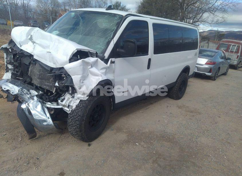 Photo 2 of 2020 Chevrolet Express PASSENGER RWD 2500 REGULAR WHEELBASE LT (VIN 1GAWGFF14L1153609)