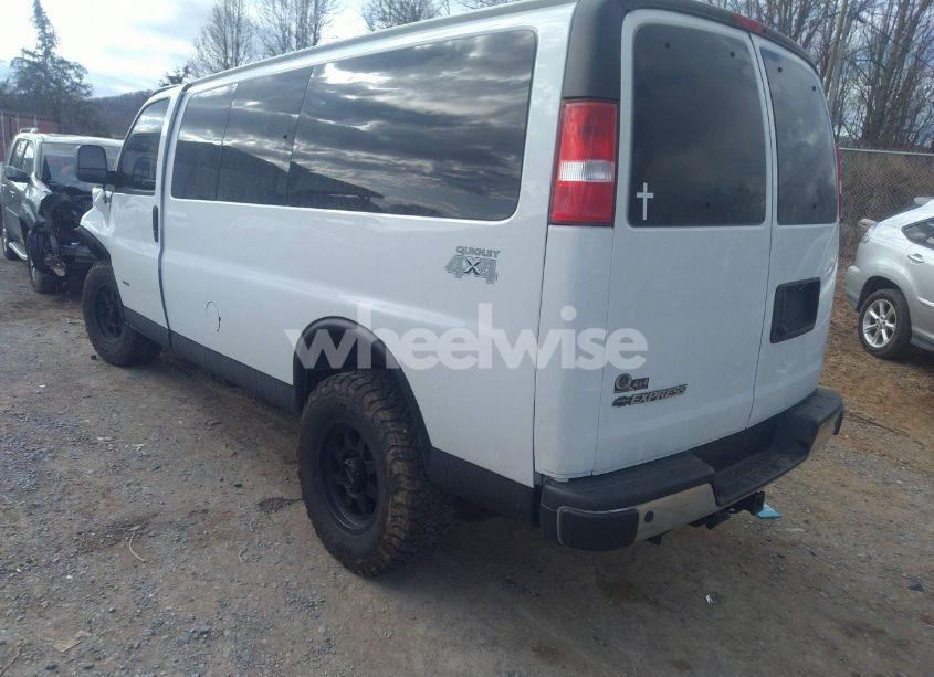 Photo 3 of 2020 Chevrolet Express PASSENGER RWD 2500 REGULAR WHEELBASE LT (VIN 1GAWGFF14L1153609)