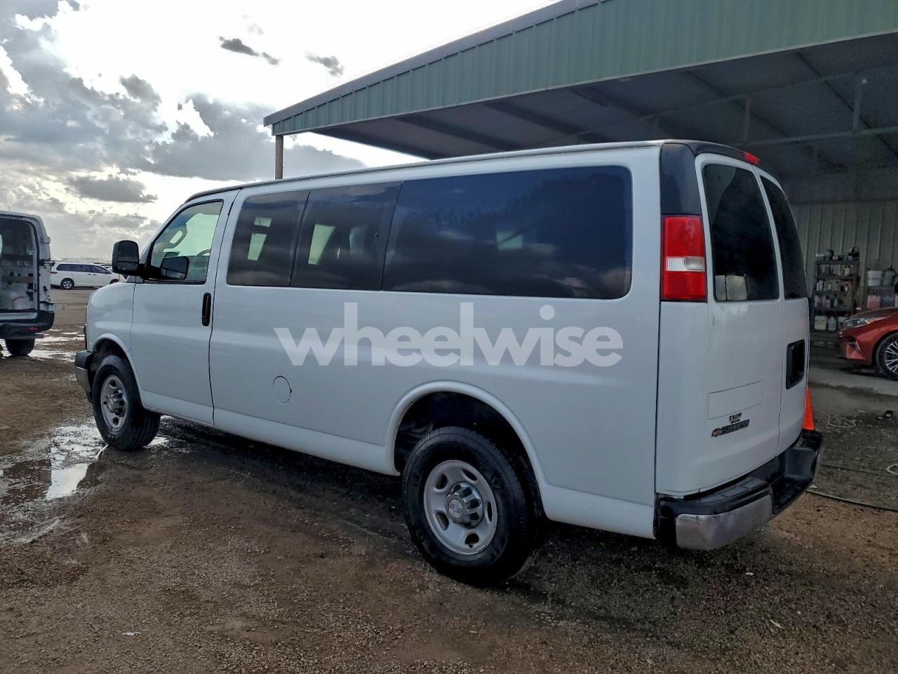 Photo 2 of 2017 CHEVROLET EXPRESS G2500 LT N/A (VIN 1GAWGFFF0H1110985)