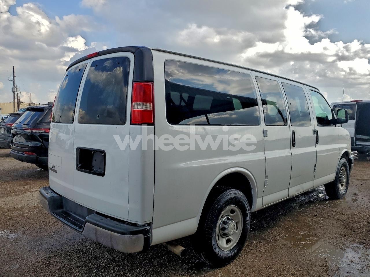 Photo 3 of 2017 CHEVROLET EXPRESS G2500 LT N/A (VIN 1GAWGFFF0H1110985)