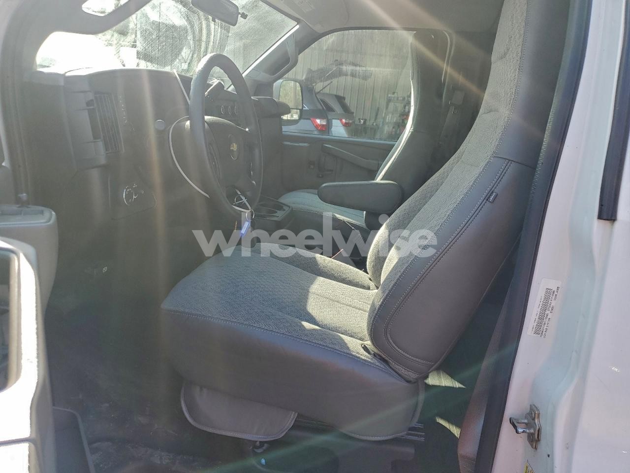 Photo 7 of 2017 CHEVROLET EXPRESS G2500 LT N/A (VIN 1GAWGFFF0H1110985)