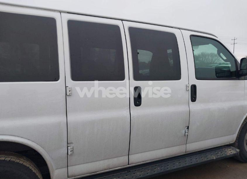 Photo 13 of 2017 Chevrolet Express 2500 LT (VIN 1GAWGFFF5H1199582)