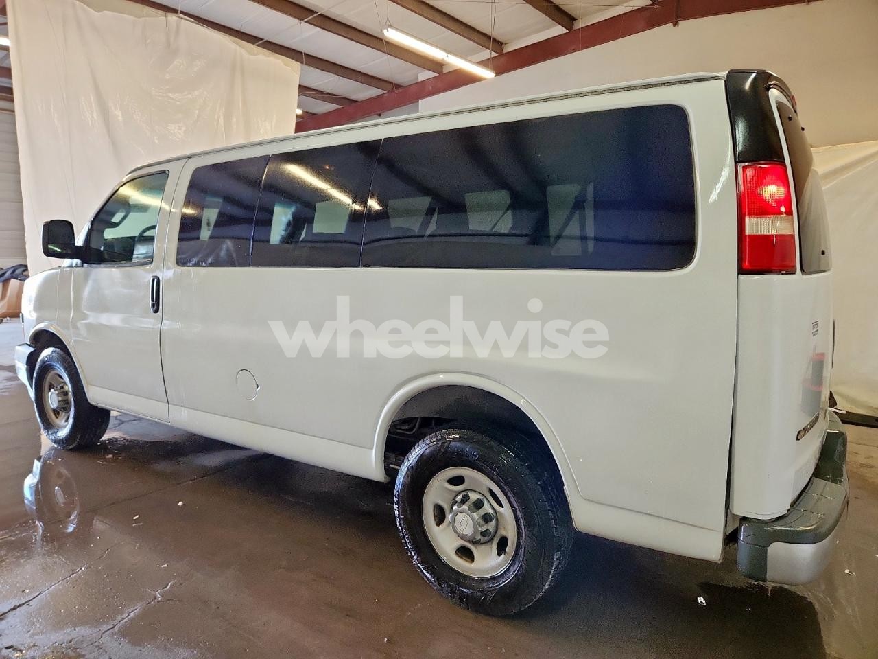 Photo 2 of 2017 CHEVROLET EXPRESS G2500 LT (VIN 1GAWGFFFXH1204694)