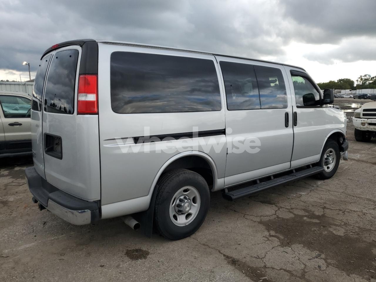 Photo 3 of 2016 CHEVROLET EXPRESS G2500 LT (VIN 1GAWGFFG2G1196713)