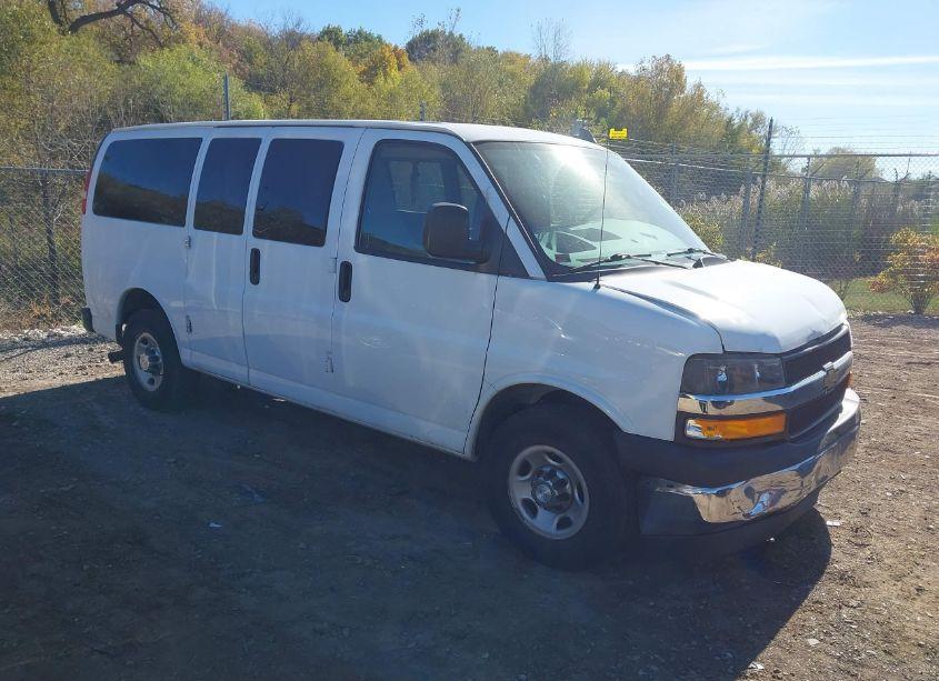 2018 Chevrolet Express 2500 LT (VIN 1GAWGFFGXJ1245308) main photo