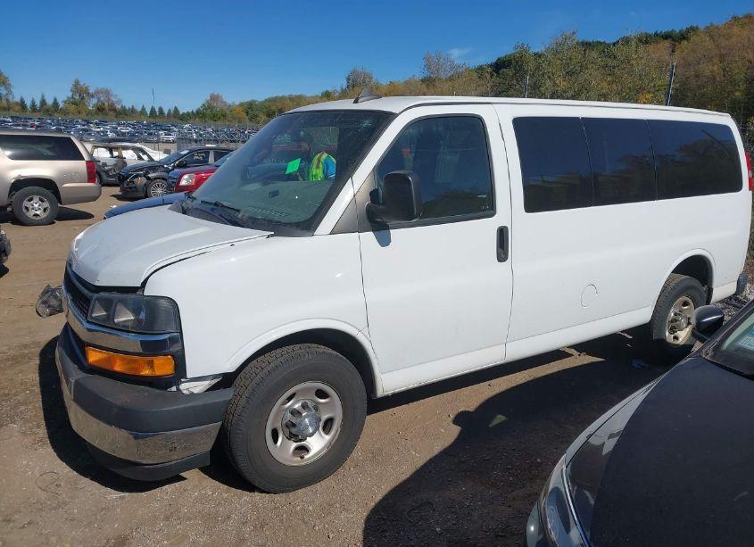 Photo 2 of 2018 Chevrolet Express 2500 LT (VIN 1GAWGFFGXJ1245308)