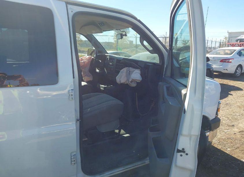 Photo 5 of 2018 Chevrolet Express 2500 LT (VIN 1GAWGFFGXJ1245308)