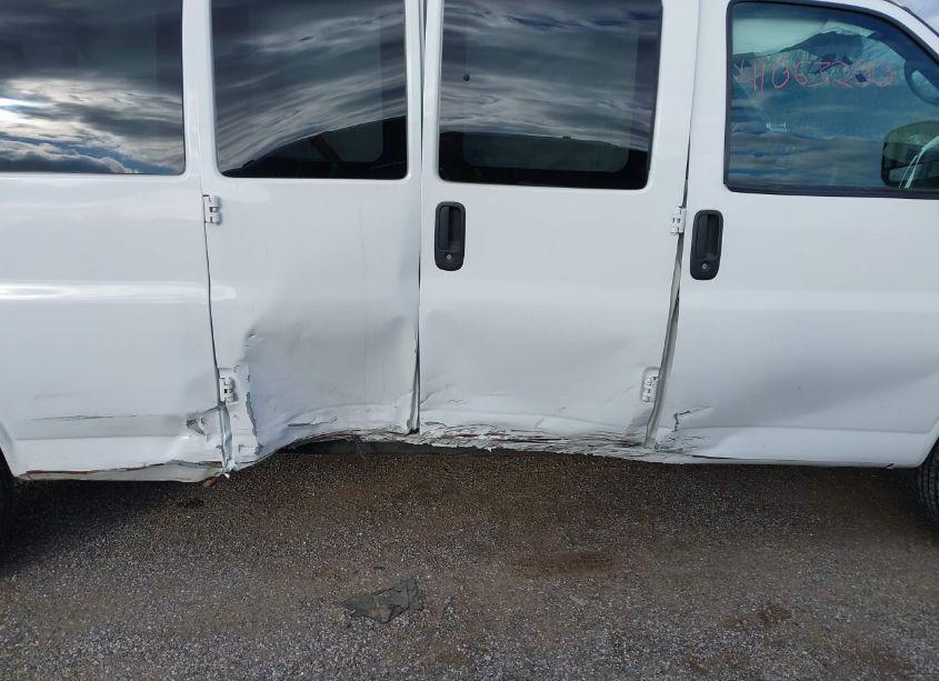 Photo 6 of 2015 Chevrolet Express 3500 LT (VIN 1GAZG1FG3F1222539)