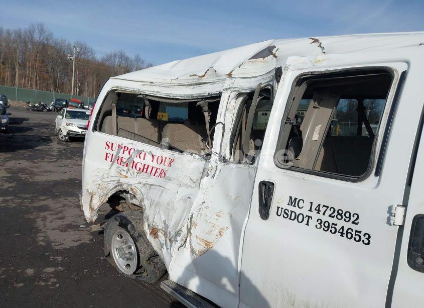 Photo 6 of 2015 Chevrolet Express 3500 LT (VIN 1GAZG1FGXF1172030)