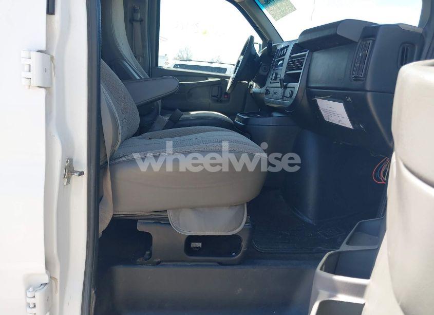 Photo 5 of 2015 Chevrolet Express 3500 LT (VIN 1GAZG1FGXF1186123)