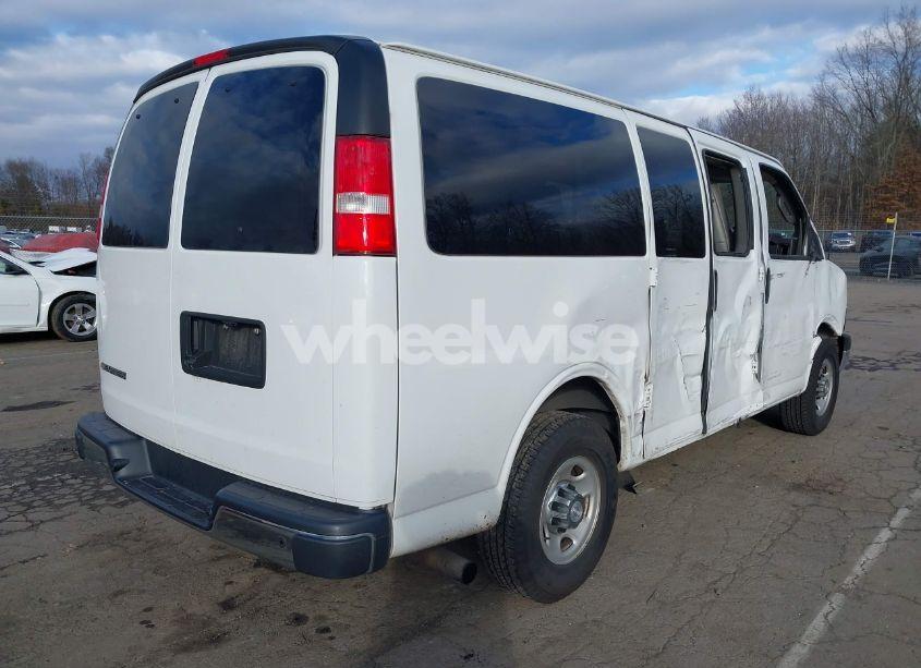Photo 4 of 2018 Chevrolet Express 3500 LT (VIN 1GAZGMFG4J1168551)