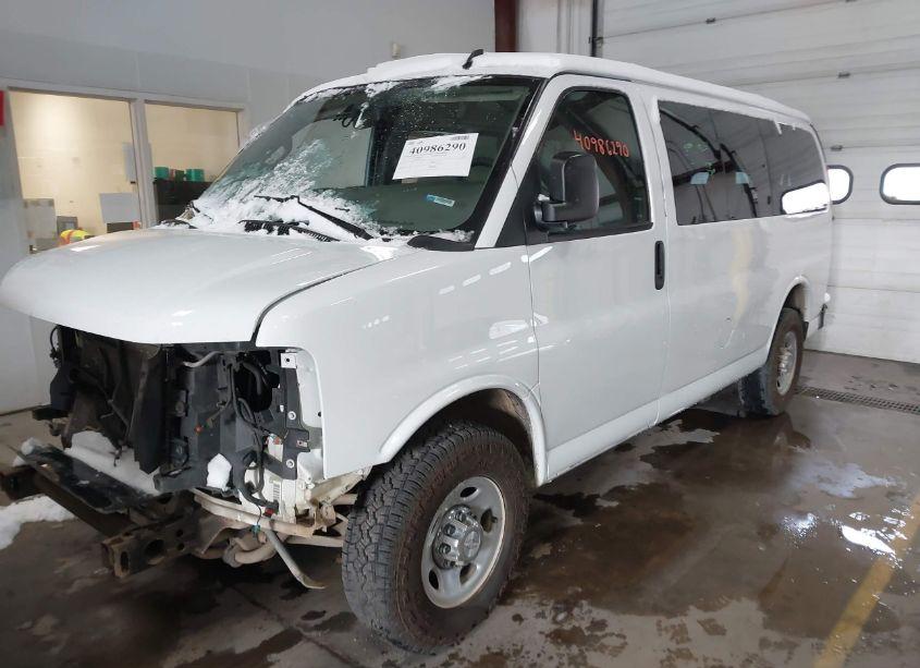 Photo 2 of 2017 Chevrolet Express 3500 LT (VIN 1GAZGMFG9H1190023)