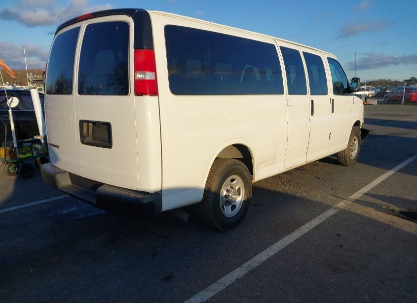 Photo 4 of 2017 Chevrolet Express 3500 LS (VIN 1GAZGNFF6H1158403)