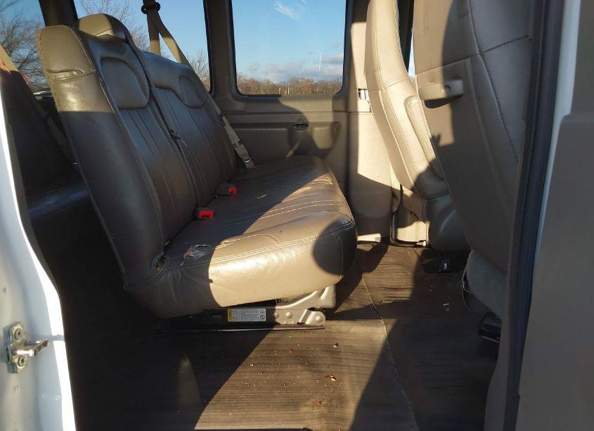 Photo 8 of 2017 Chevrolet Express 3500 LS (VIN 1GAZGNFF6H1158403)