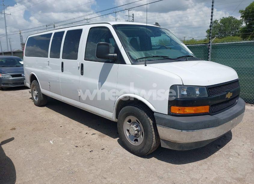 2020 Chevrolet Express PASSENGER RWD 3500 EXTENDED WHEELBASE LS (VIN 1GAZGNFG1L1240914) main photo