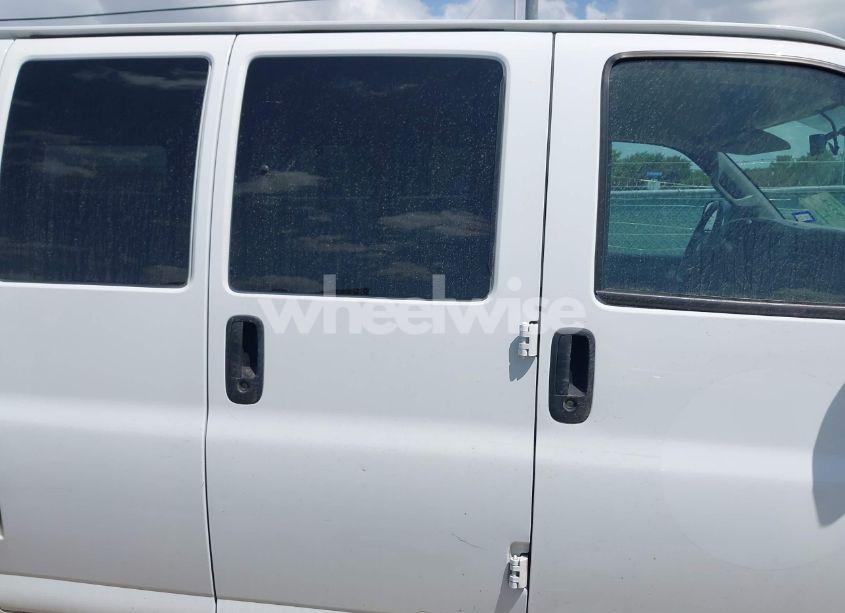 Photo 13 of 2020 Chevrolet Express PASSENGER RWD 3500 EXTENDED WHEELBASE LS (VIN 1GAZGNFG1L1240914)