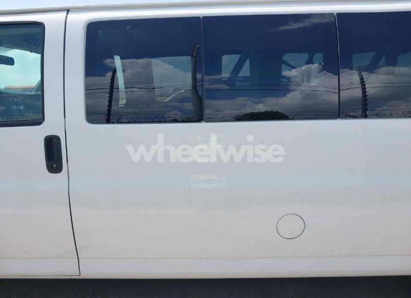 Photo 14 of 2020 Chevrolet Express PASSENGER RWD 3500 EXTENDED WHEELBASE LS (VIN 1GAZGNFG1L1240914)