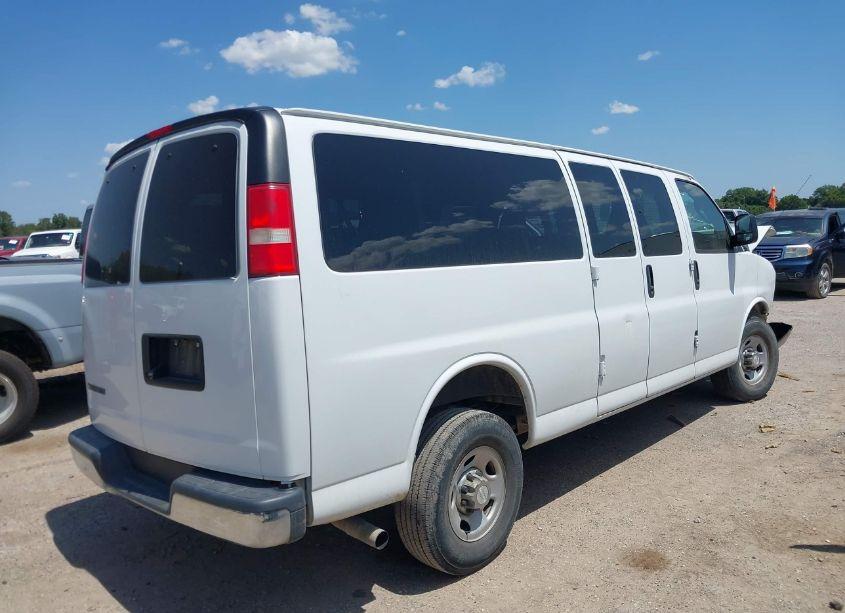 Photo 4 of 2018 Chevrolet Express 3500 LT (VIN 1GAZGPFG0J1216337)