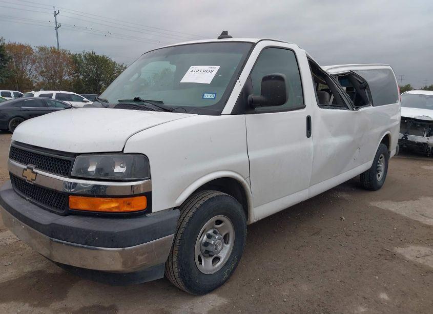 Photo 2 of 2017 Chevrolet Express 3500 LT (VIN 1GAZGPFG1H1148978)