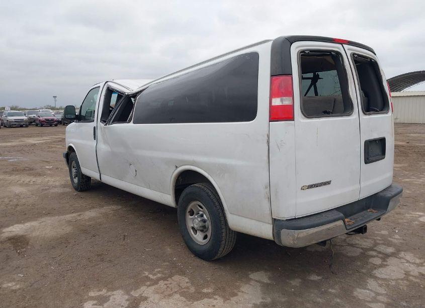 Photo 3 of 2017 Chevrolet Express 3500 LT (VIN 1GAZGPFG1H1148978)