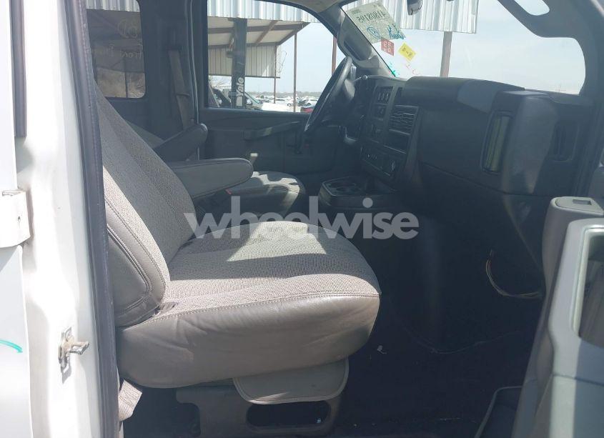 Photo 5 of 2020 Chevrolet Express PASSENGER RWD 3500 EXTENDED WHEELBASE LT (VIN 1GAZGPFG1L1201171)