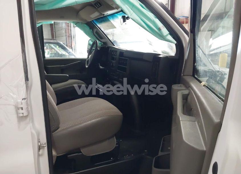 Photo 5 of 2018 Chevrolet Express 3500 LT (VIN 1GAZGPFG3J1284681)