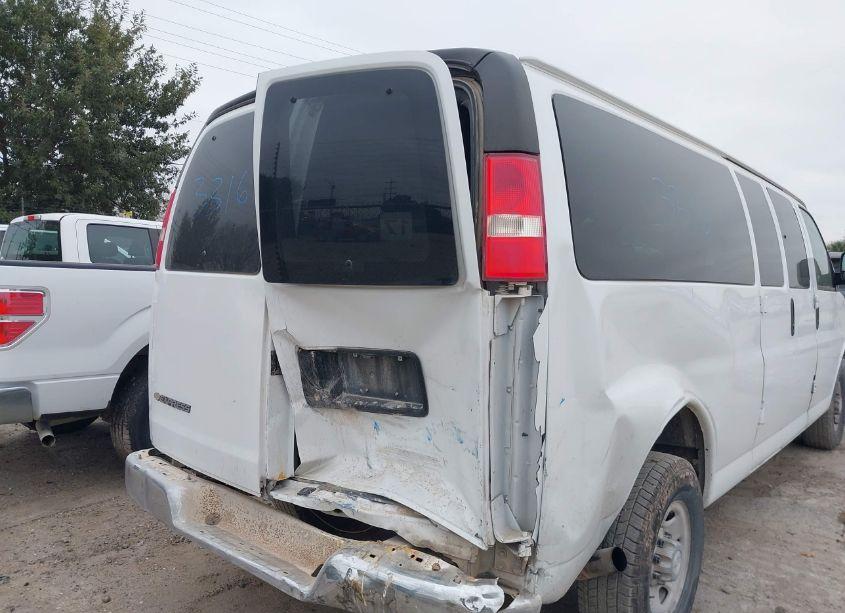 Photo 6 of 2019 Chevrolet Express 3500 LT (VIN 1GAZGPFG3K1231318)