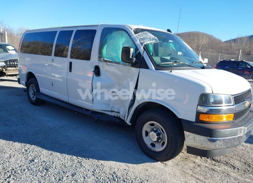 2020 Chevrolet Express PASSENGER RWD 3500 EXTENDED WHEELBASE LT (VIN 1GAZGPFG4L1209801) main photo