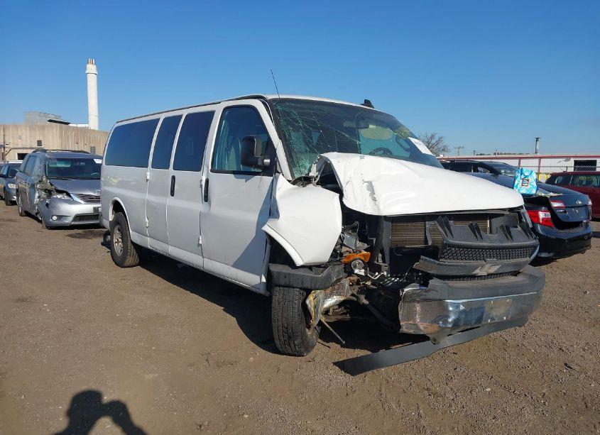 2017 Chevrolet Express 3500 LT (VIN 1GAZGPFG6H1123039) main photo