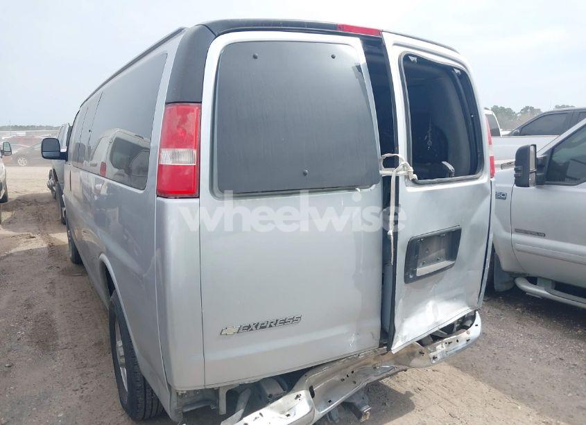 Photo 3 of 2017 Chevrolet Express 3500 LT (VIN 1GAZGPFG7H1144255)