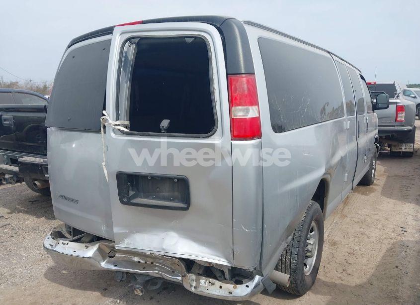 Photo 4 of 2017 Chevrolet Express 3500 LT (VIN 1GAZGPFG7H1144255)