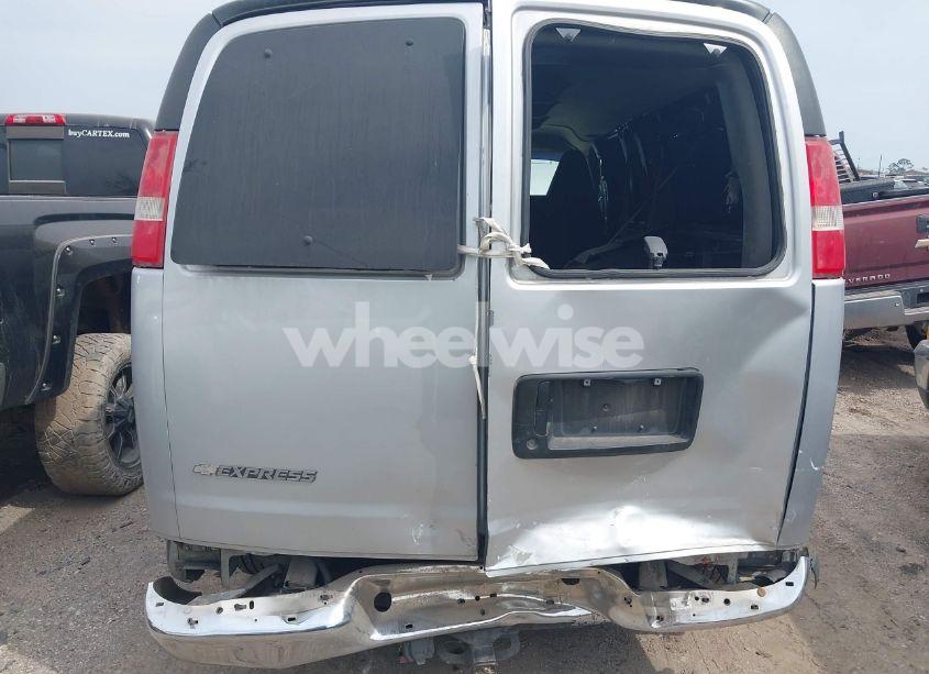 Photo 6 of 2017 Chevrolet Express 3500 LT (VIN 1GAZGPFG7H1144255)